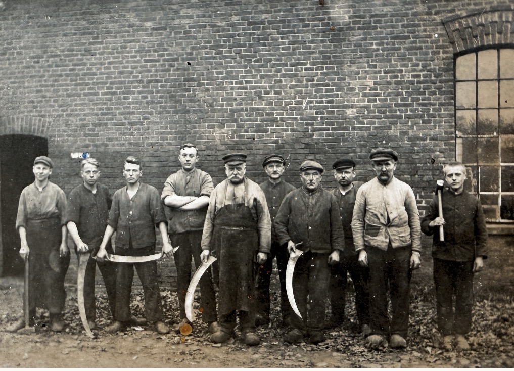 Sensenschmiede – Arbeiter vor der Ziegelmauer – Original